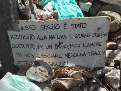 Un cartello recita: �Questo spazio � stato restituito alla natura il giorno 17/10/15. Scatta una foto, fai un bagno, facci l�amore, ma non lasciare nessuna traccia dietro�